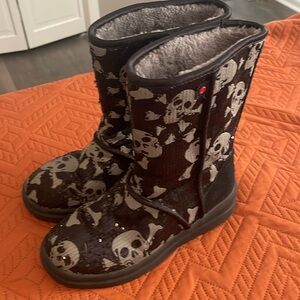 Ugg size 7 skull boots